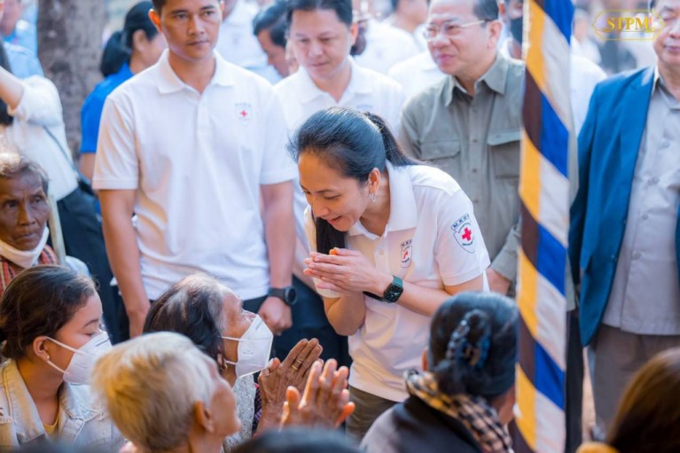 លោកជំទាវ​បណ្ឌិត ពេ​ជ ចន្ទ​មុន្នី​៖ សមាគម​គ្រូពេទ្យ​ស្ម័គ្រចិត្ត​យុវជន​សម្ដេច​តេជោ (TYDA) ព្យាបាល​ជំងឺ​ជូន​ប្រជាពលរដ្ឋ​ដោយ​បេះដូង ដោយ​ទឹកចិត្ត និង​ស្នាមញញឹម ហើយ​សកម្មភាព​នេះ​បាន​បង្កើតឡើង​រយៈកាល​ជាង ១០​ឆ្នាំ មកហើយ​