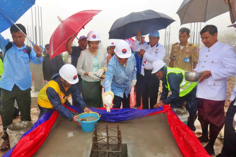 រដ្ឋមន្ត្រីក្រសួង​ព័ត៌មាន​៖ ស្ថានីយ៍​ផ្សាយ​បន្ត​វិទ្យុ និង​ទូរទស្សន៍​បូកគោ​អាចឱ្យ​ប្រជា​នេសាទ​នៅ​លំហ​សមុទ្រ​មើលឃើញ និង​ស្តាប់​បាន​ពី​ការផ្សាយ​ដំណឹង​ថ្មីៗ​ទាន់​ហេតុការណ៍ ពិសេស​ព្យាករណ៍​អាកាសធាតុ​