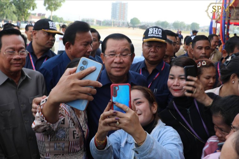 សម្តេច​តេជោ ហ៊ុន សែន អញ្ជើញ​ចុះ​ជួប​កម្មករ កម្មការិនី ជាង​២​ម៉ឺន​នាក់ នៅ​តំបន់​សេដ្ឋកិច្ច​ពិសេស មេន​ហាត​ធេន (MANHATTAN) ក្រុង​បាវិត ខេត្ត ស្វាយរៀង