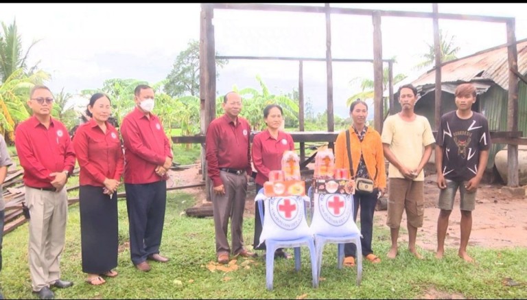 ពលរដ្ឋ​រងគ្រោះ​ដោយ​ខ្យល់​កន្ត្រាក់​៤១១​គ្រួសារ​នៅ​ស្រុក​ទឹកឈូ​ទទួល​អំណោយ​មនុស្សធម៌​កាកបាទ​ក្រហម​