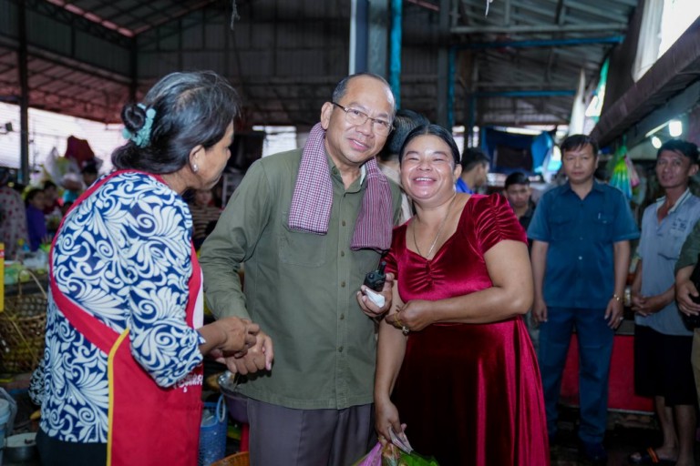 អភិបាល​ខេត្ត​កំពត​បញ្ជា​ឱ្យ​អាជ្ញាធរ​ក្រុង​កំពត និង​អ្នកវិនិយោគ​ផ្សារ​សាមគ្គី​ដោះស្រាយ​បញ្ហា​លូ​ដោះ​ទឹក​ចេញ​ពី​ផ្សារ​បន្ទាន់​ក្រោយពី​ទឹក​លិច​ផ្នែក​ខ្លះ​ក្នុង​ផ្សារ​ដដែល​ក្រោយពេល​មាន​ភ្លៀង​ធ្លាក់​