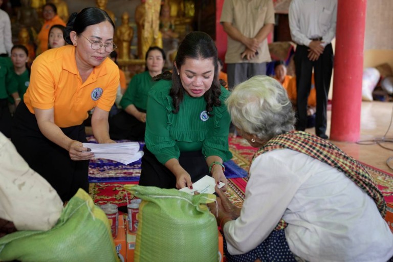 សមាគម​នារី​កម្ពុជា​ដើម្បី​សន្តិភាព និង​អភិវឌ្ឍន៍​ខេត្ត​កំពត​ខេត្ត​កំពត ផ្តល់​អំណោយ​ជូន​ស្ត្រី​ងាយ​រងគ្រោះ និង​ពលរដ្ឋ​មាន​ជីវភាព​ខ្វះខាត​ចំនួន ៧០​គ្រួសារ​ក្នុង​ស្រុក​កំពង់ត្រាច​