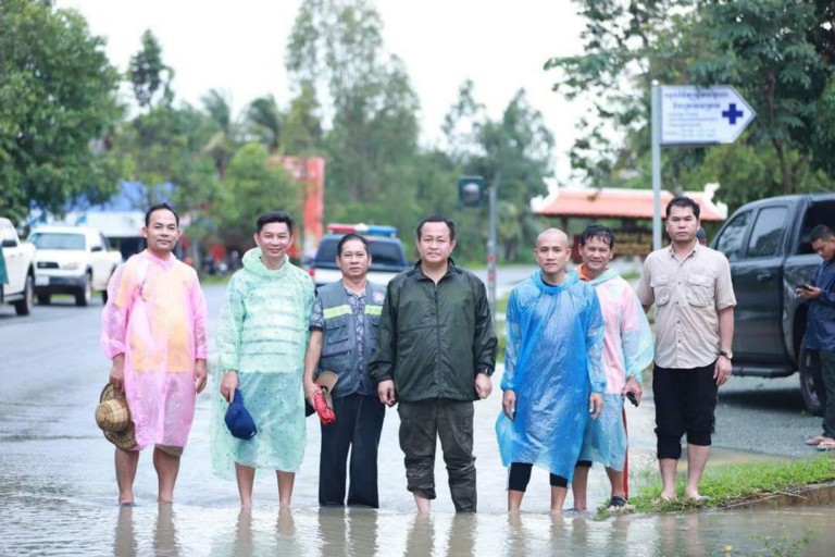 អភិបាលខេត្ត​កែប ចុះ​ពិនិត្យ​ស្ថាន ភាព​ទឹកជំនន់ និង​យក​គ្រឿងចក្រ​កាយ​ប្រឡាយ​រំដោះ​ទឹក​ជូន​ពលរដ្ឋ​នៅ​តំបន់​មួយចំនួន​នៃ​ភូមិសាស្ត្រ​ខេត្ត​កែប​