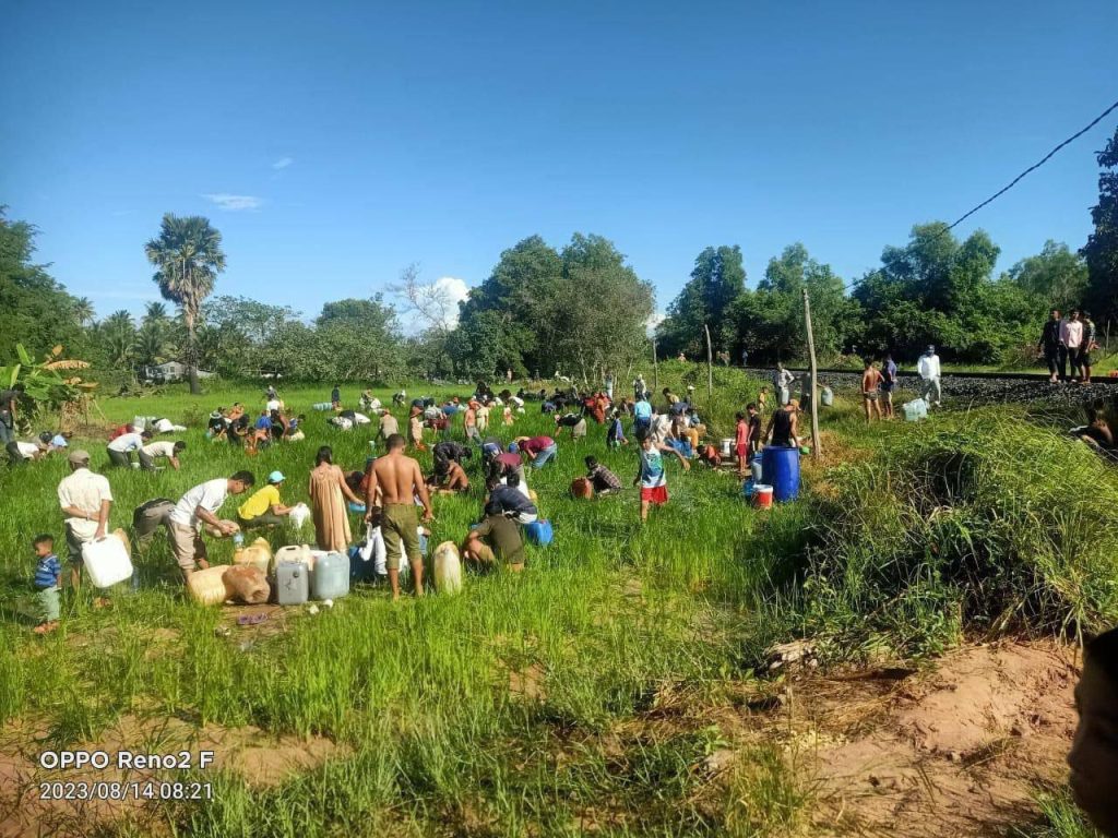 ​ខ្សែ​រថយន្ត​ភ្លើង​ក្រុមហ៊ុន Royal Railway Group បែក​កង់​ធ្លាក់​ស៊ី​ទូ​រដឹក​ប្រេង ចំនួន ២ កំពប់​ប្រេង​ពេញ​ដី​ពលរដ្ឋ​ប្រ​ញ៉ាយ​គ្នា​ដងទុក​ប្រើប្រាស់ និង​របួស​មនុស្ស ០២​នាក់