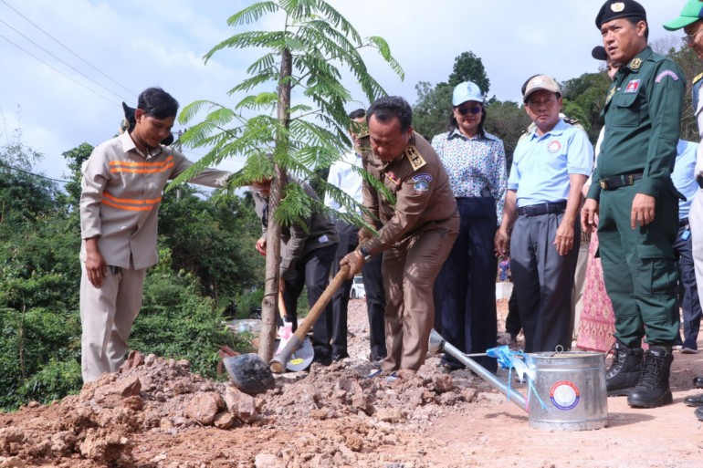 ឯកឧត្តម​បណ្ឌិត សោម ពិសិដ្ឋ​អញ្ជើញ​ចុះ​ពិនិត្យ​ការដ្ឋាន ជួសជុល​ផ្លូវ​លេខ​១៣៣៣