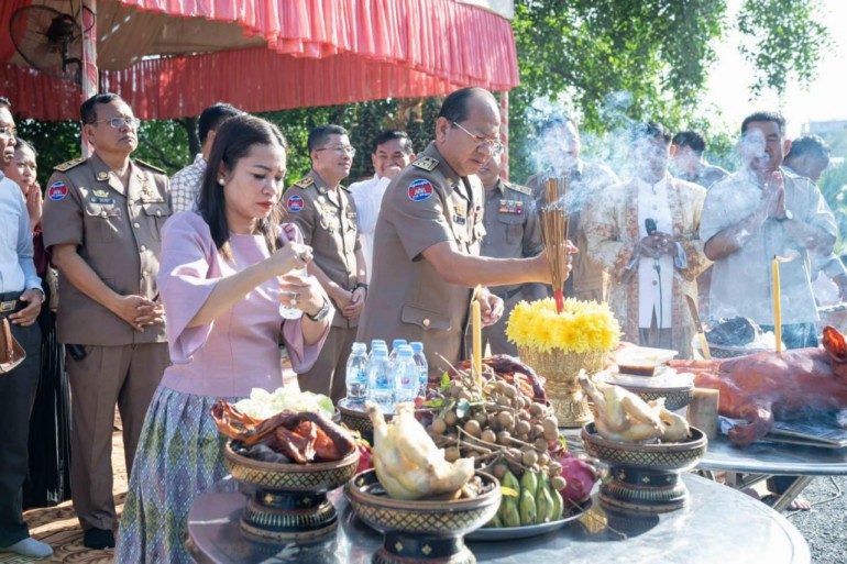 ពលរដ្ឋ​និង​ជនបរទេស​សប្បាយចិត្ត​យ៉ាងខ្លាំង ខណៈ​ឃើញ​នាឡិកា​ធំ​ហើយ​ខ្ពស់​ជាងគេ​ចាប់ផ្តើម​ដំឡើង