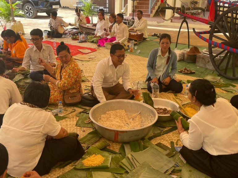 រដ្ឋបាល​ស្រុក​ឈូក បង្កើត​កម្មវិធី​វេច​នំអន្សម​សាមគ្គី​រួមចំណែក​អភិរក្ស បង្កើន​ភាពស្និទ្ធស្នាល និង​បង្ក​បរិយាកាស​សប្បាយរីករាយ​អបអរ​ពិធីបុណ្យ​ភ្ជុំ​បិណ្ឌ​